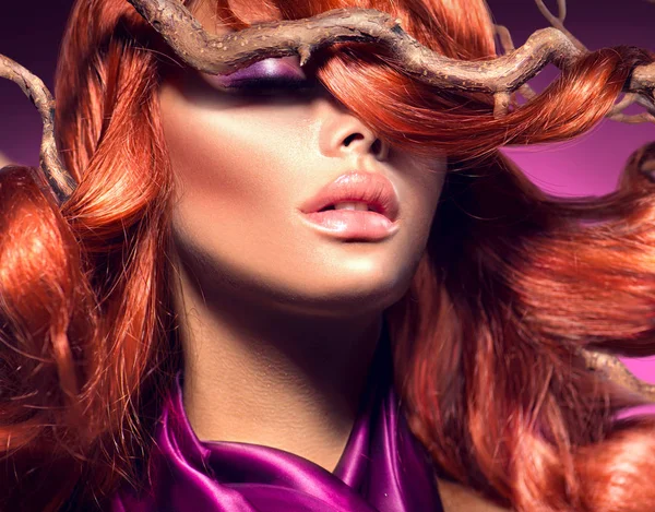 赤い髪長い巻き毛の赤い髪を持つファッションセクシーな女性の肖像画 — ストック写真