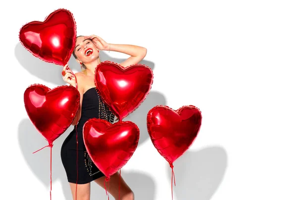 情人节美容女孩与红色心脏形状的气球 — 图库照片