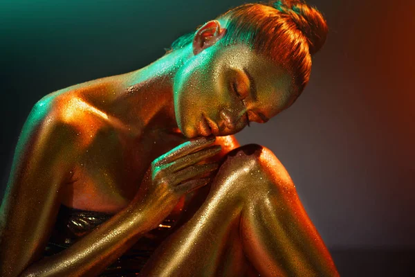 Μόδα κορίτσι μοντέλο σε πολύχρωμα φωτεινά χρυσά σπαρτά στο σώμα της — Φωτογραφία Αρχείου