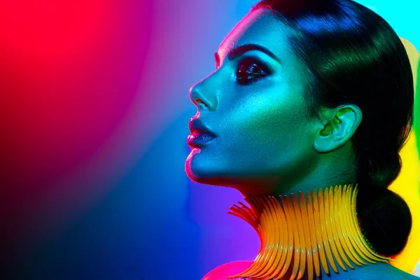 Mujer Modelo Moda Luces Brillantes Colores Con Maquillaje Moda Posando — Foto de Stock