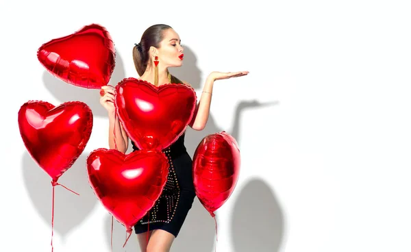 Walentynki. Piękna dziewczyna z czerwonymi balonami w kształcie serca — Zdjęcie stockowe