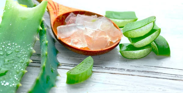 Aloe Vera gel closeup sobre fundo de madeira branca. Fatias orgânicas — Fotografia de Stock