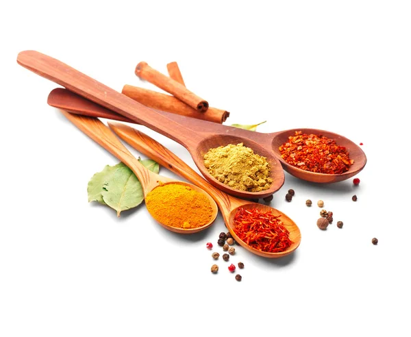 Spice Różne Przyprawy Drewnianych Łyżek Białym Tle Curry Szafran Kurkuma — Zdjęcie stockowe