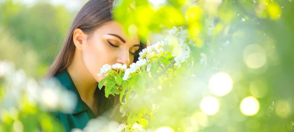 Belleza Mujer Joven Disfrutando Naturaleza Huerto Manzanas Primavera — Foto de Stock