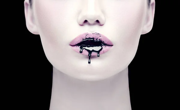 Halloween Party Make-up, Gothic-Stil. schwarze Farbe tropft aus — Stockfoto