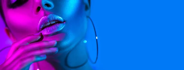 Mujer Modelo Alta Moda Luces Neón Brillantes Colores Posando Estudio — Foto de Stock