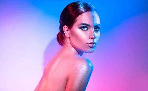 Chica modelo de alta moda en brillantes destellos de colores y tapa de neón — Foto de Stock