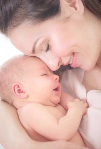 Mother and her newborn baby together. Happy mother and baby kiss — Stock Photo, Image
