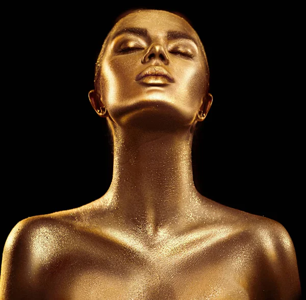 黄金の肌の女性の肖像画クローズアップ 休日の黄金の光沢のあるプロのメイクとセクシーな女性モデル ゴールデンメタリックボディ — ストック写真