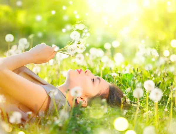 Jonge Vrouw Liggend Veld Groen Gras Waait Paardebloemen Glimlachend — Stockfoto