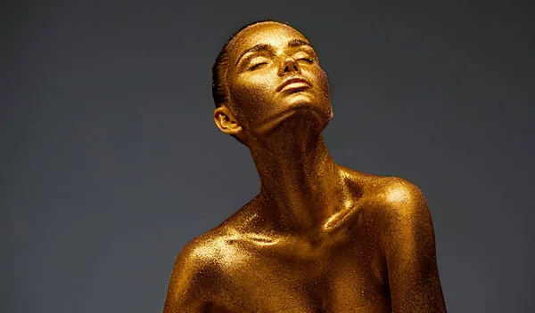 Złoty Portret Kobieta Piękno Skóry Moda Model Dziewczyna Wakacji Złoty — Zdjęcie stockowe