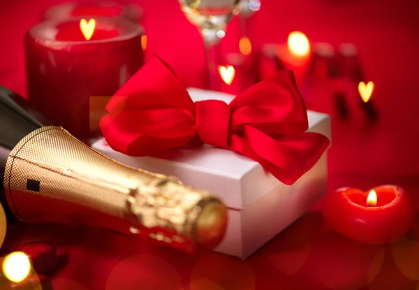 Valentine's Day romantisch diner. Champagne, kaarsen en geschenk doos — Stockfoto