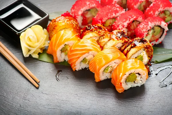 Sushi-Rollen in Nahaufnahme. japanisches Essen im Restaurant. Brötchen mit Salm — Stockfoto