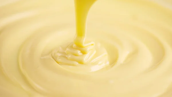 White chocolate. Pouring melted liquid white chocolate. Closeup — Stock Photo, Image