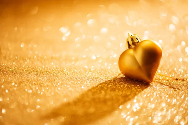 Hintergrund Ist Der Valentinstag Herzförmige Christbaumkugel Auf Goldenem Hintergrund — Stockfoto