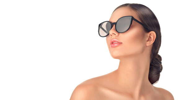 Beauty fashion model girl wearing sunglasses. Beautiful woman po