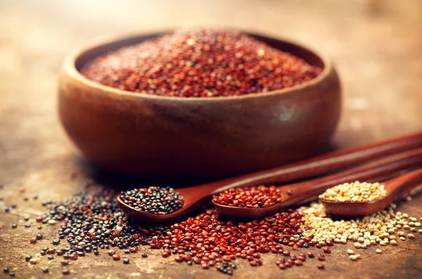 Quinoa. Czerwone, czarno-białe ziarna Quinoa w drewnianej misce. Hea — Zdjęcie stockowe