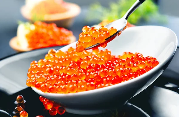 Caviar. Caviar de salmão em uma tigela. Fechar caviar de truta. Gourmet f — Fotografia de Stock