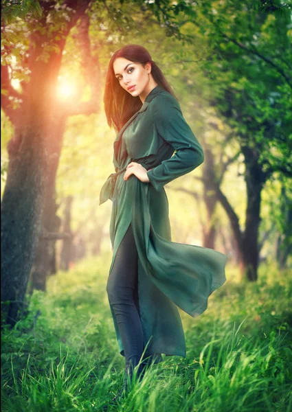 Skönhet Mode Modell Kvinna Poserar Över Blommande Träd Njuter Naturen — Stockfoto