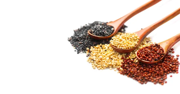 Du quinoa. Grains de quinoa rouge, noir et blanc dans une cuillère en bois est — Photo