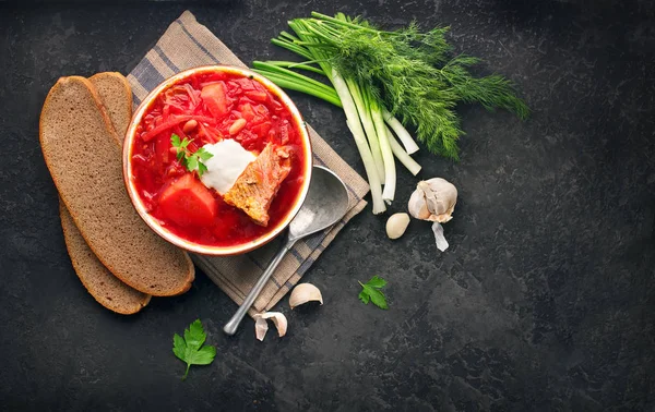 Traditioneller ukrainischer russischer Borscht. Teller mit roter Rübenwurzel so — Stockfoto