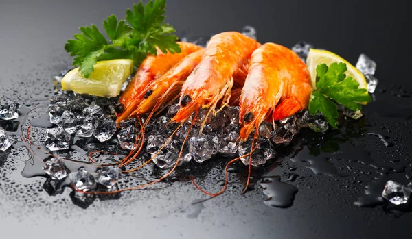 Shrimps. Fresh prawns on a black background. Seafood on crashed — Stock Photo, Image