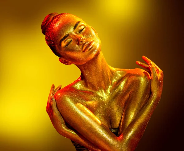 Портрет Женщины Золотой Кожей Сексуальная Модель Праздничным Золотистым Блеском Профессионального — стоковое фото