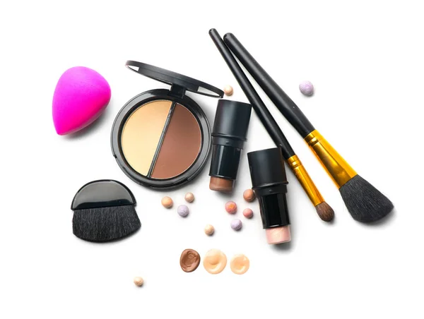 Cara Contorneando Productos Maquillaje Sobre Blanco Resalte Sombra Contorno Mezcla —  Fotos de Stock