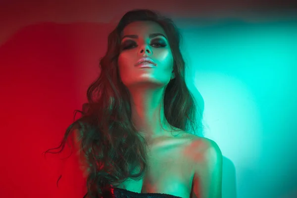 Modèle Mode Femme Brune Dans Des Néons Lumineux Colorés Posant — Photo