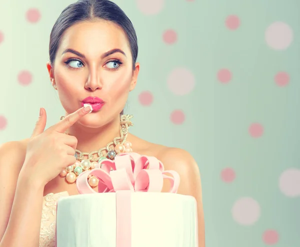 Śmieszne Radosne Piękno Modelu Gospodarstwa Duże Party Lub Tort Urodzinowy — Zdjęcie stockowe