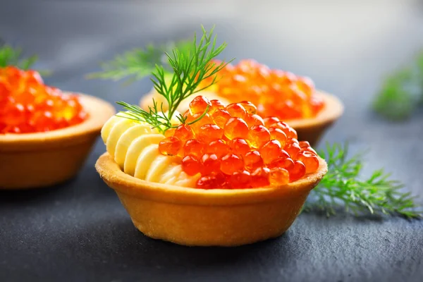 Caviar de salmón. Tartaletas con primer plano de caviar rojo. Comida gourmet. S —  Fotos de Stock