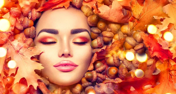 Maquillaje de mujer de otoño. Hermoso modelo de otoño chica cara retrato w — Foto de Stock