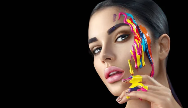 顔にカラフルな塗料を持つ女性モデル 流れる液体塗料を持つ女性の肖像 — ストック写真