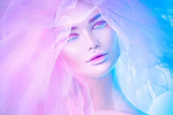 Moda arte retrato modelo mulher em luzes coloridas neon brilhantes — Fotografia de Stock