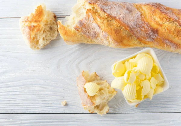 Manteiga e pão caseiro crocante fresco. breakfa orgânico saudável — Fotografia de Stock