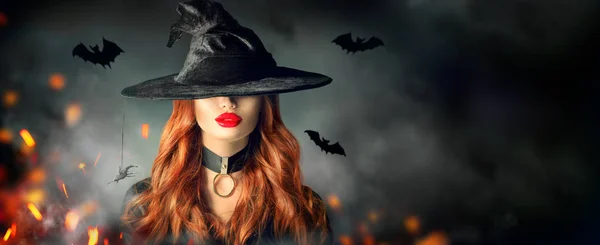 Halloween. Retrato de bruja sexy. Hermosa joven en brujas —  Fotos de Stock