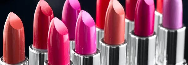 Lápiz labial. Maquillaje profesional y belleza. Paleta de tintes de lápiz labial — Foto de Stock