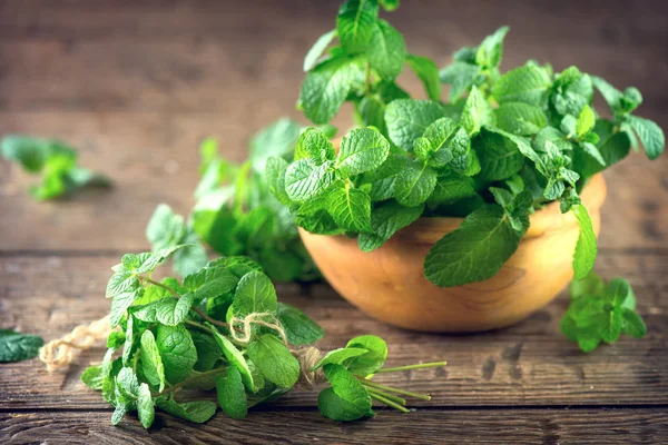 Menta. Mazzo di verde fresco foglia di menta biologica su tavolo di legno clo Immagine Stock