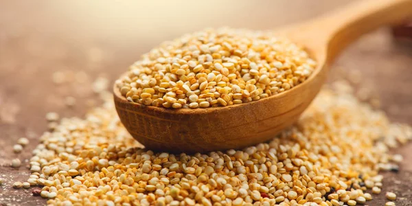 Quinoa. Tahta kaşıktaki beyaz taneler. Glutensiz sağlıklı gıda Telifsiz Stok Fotoğraflar