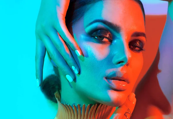 Mulher Modelo Moda Luzes Brilhantes Coloridas Com Maquiagem Moderna Posando Fotos De Bancos De Imagens