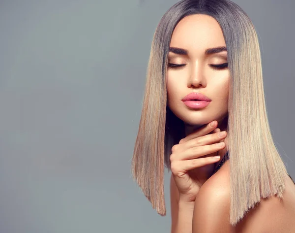 Coiffure de mode. Cheveux teints Ombre. beauté modèle fille avec perfe Images De Stock Libres De Droits