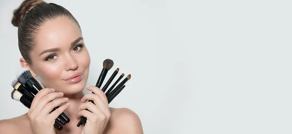 Skönhet Modell Kvinna Makeup Artist Innehav Uppsättning Borstar Brunett Ung Stockfoto