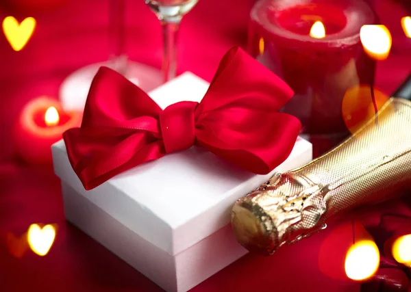 Jantar romântico do Dia dos Namorados. Champanhe, velas e caixa de presente Imagens De Bancos De Imagens Sem Royalties
