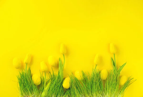 Fondo Pascua Huevos Amarillos Brillantes Flores Vívidas Tulipán Florecientes Primavera Imagen de archivo