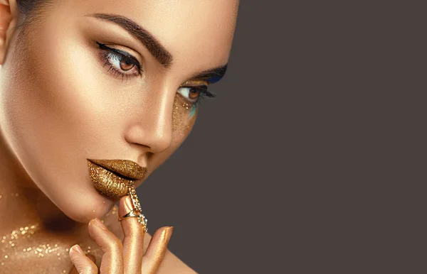 Mode Konst Makeup Porträtt Skönhetskvinna Med Guldfärgad Glamour Glänsande Professionell Stockbild