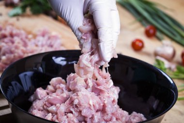 Ham sığır eti kıyma malzemelerle yemek pişirmek için. Taze kıyılmış et.