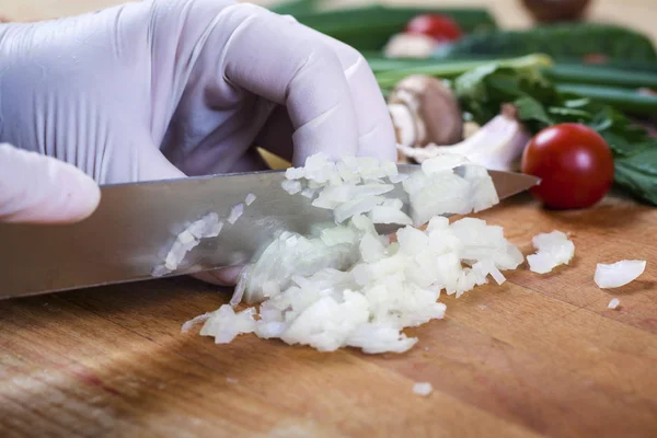 Mujer Picando Ajo Sobre Tabla Madera Para Cocinar —  Fotos de Stock