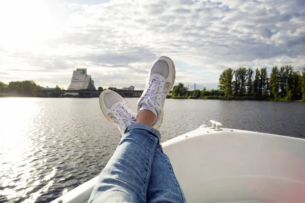 Close Shot Person Legs Who Lies Bow Boat — Stock Photo, Image