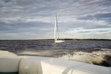 Fener, dalgalar ve yat Riga, Letonya 