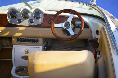 Lüks Yat kokpit closeup. Lüks deniz tekne kokpit. iç ahşap ve deri.